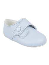 Load image into Gallery viewer, Early Days soft shoes (SZ 16-18)
